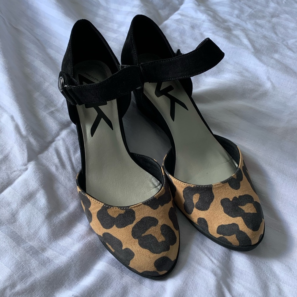 Anne Klein closed toe wedge with ankle strap 7,5